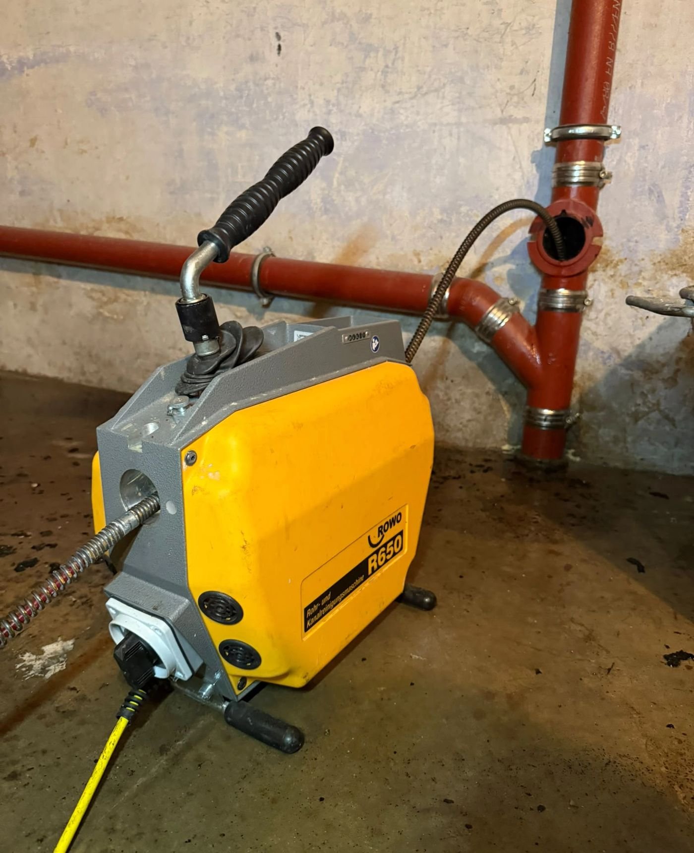 Professionelle Rohr- und Kanalreinigungsmaschine im Einsatz
