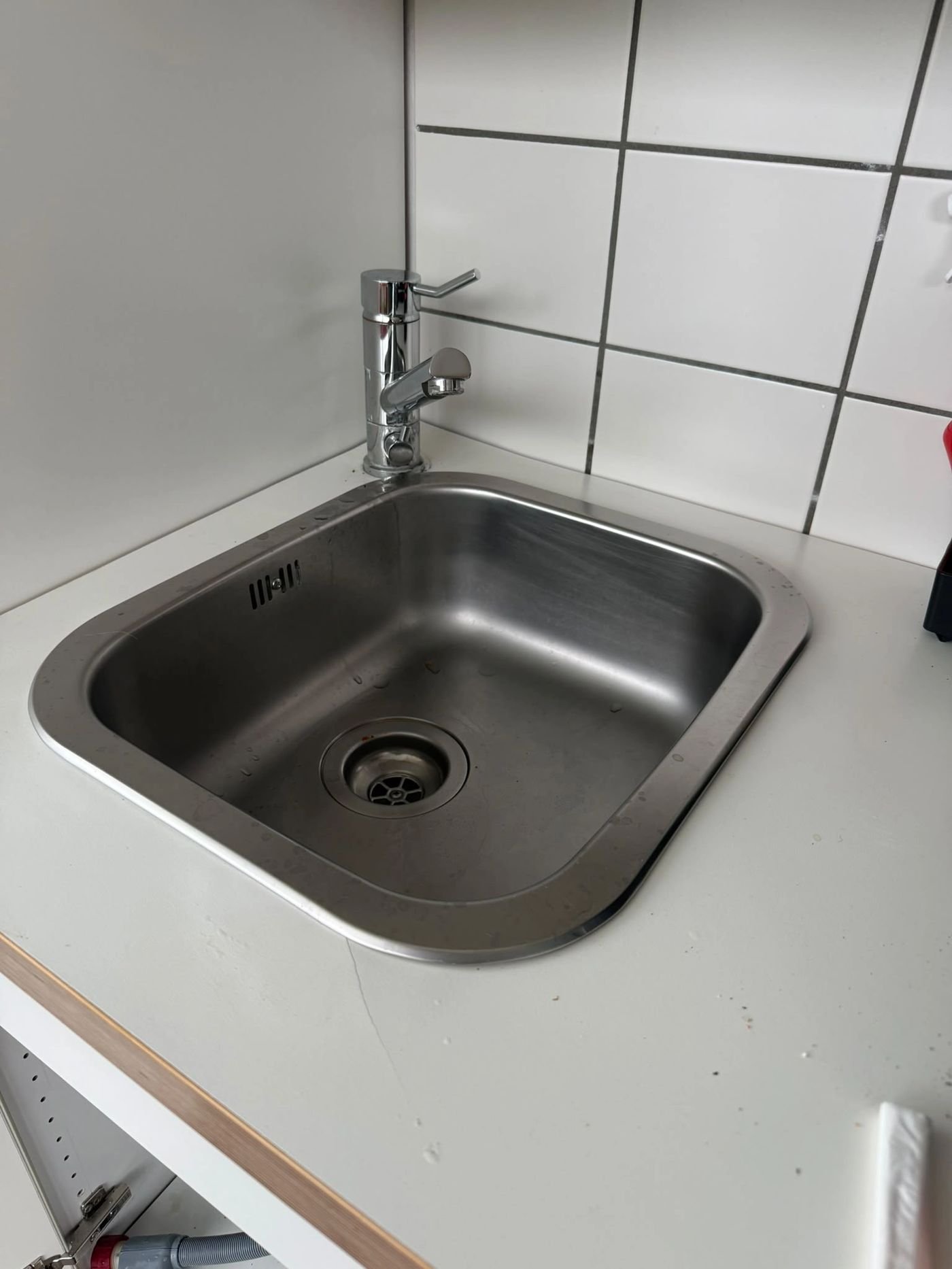 Fachgerecht montierte Edelstahlspüle mit Armatur