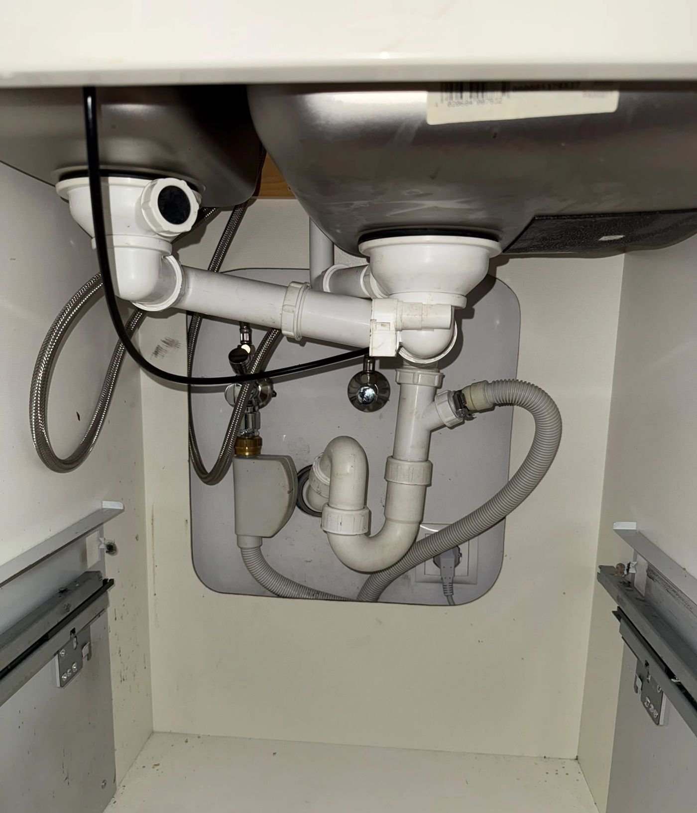Rohranschluss und Siphon unter einem Spülbecken, fachgerecht installiert